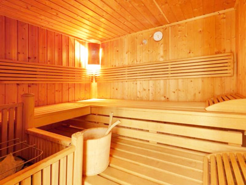 Phòng xông hơi khô được làm hoàn toàn từ gỗ thông.